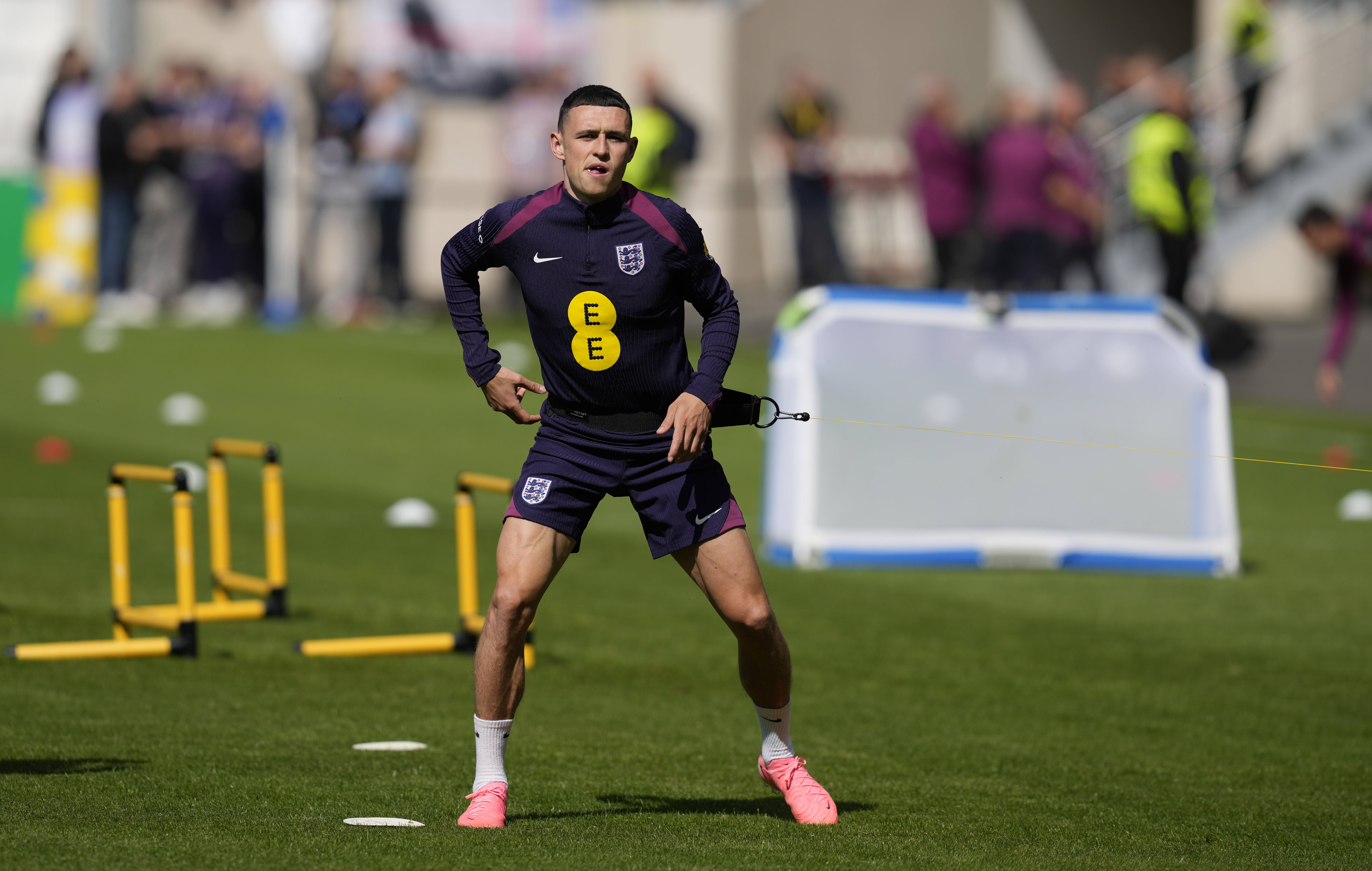 英格兰队表现强势，力压对手获胜