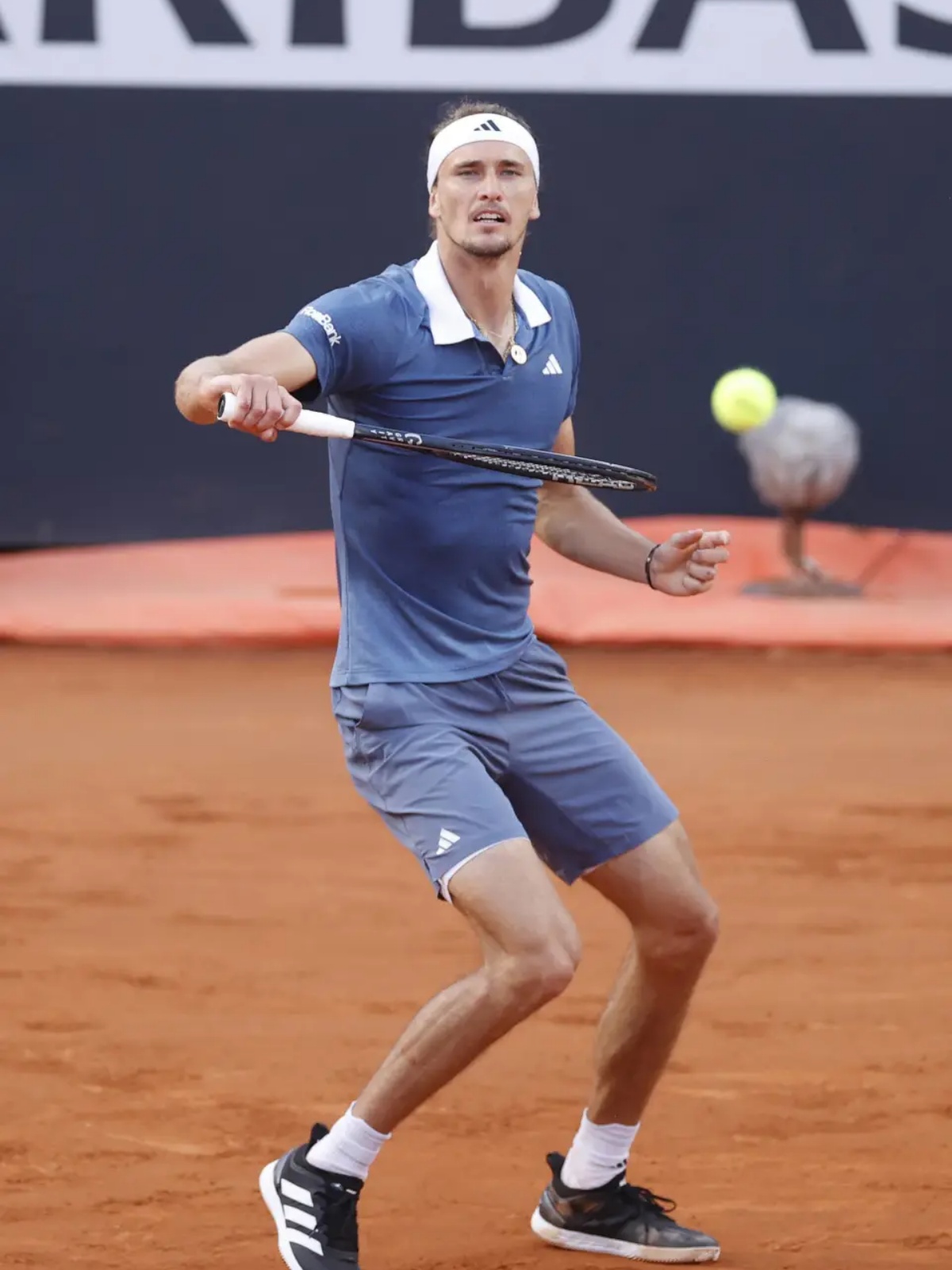 意大利网球队完胜世界网球队，兹维列夫关键制胜的简单介绍