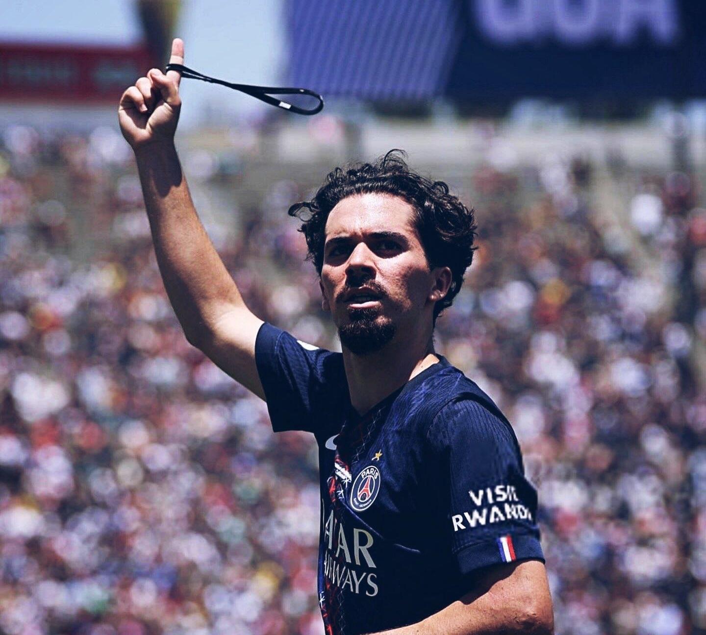 关于拜仁鏖战巴黎，马尔基尼奥斯完成帽子戏法的信息