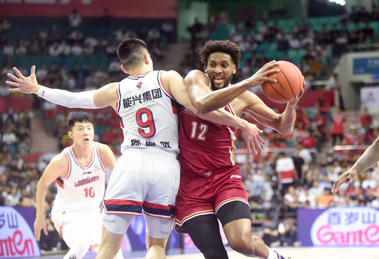 猛龙逆转山东队,东契奇带队取胜 猛龙逆转山东队,东契奇带队取胜