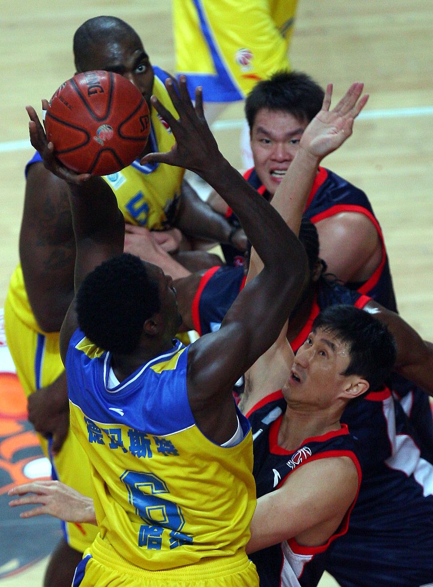 奥运男篮场面激烈异常，全力以赴