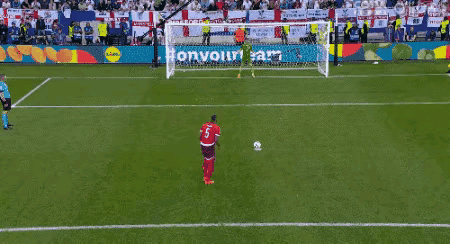 世界足球巨星之战，胜者进入最终决赛