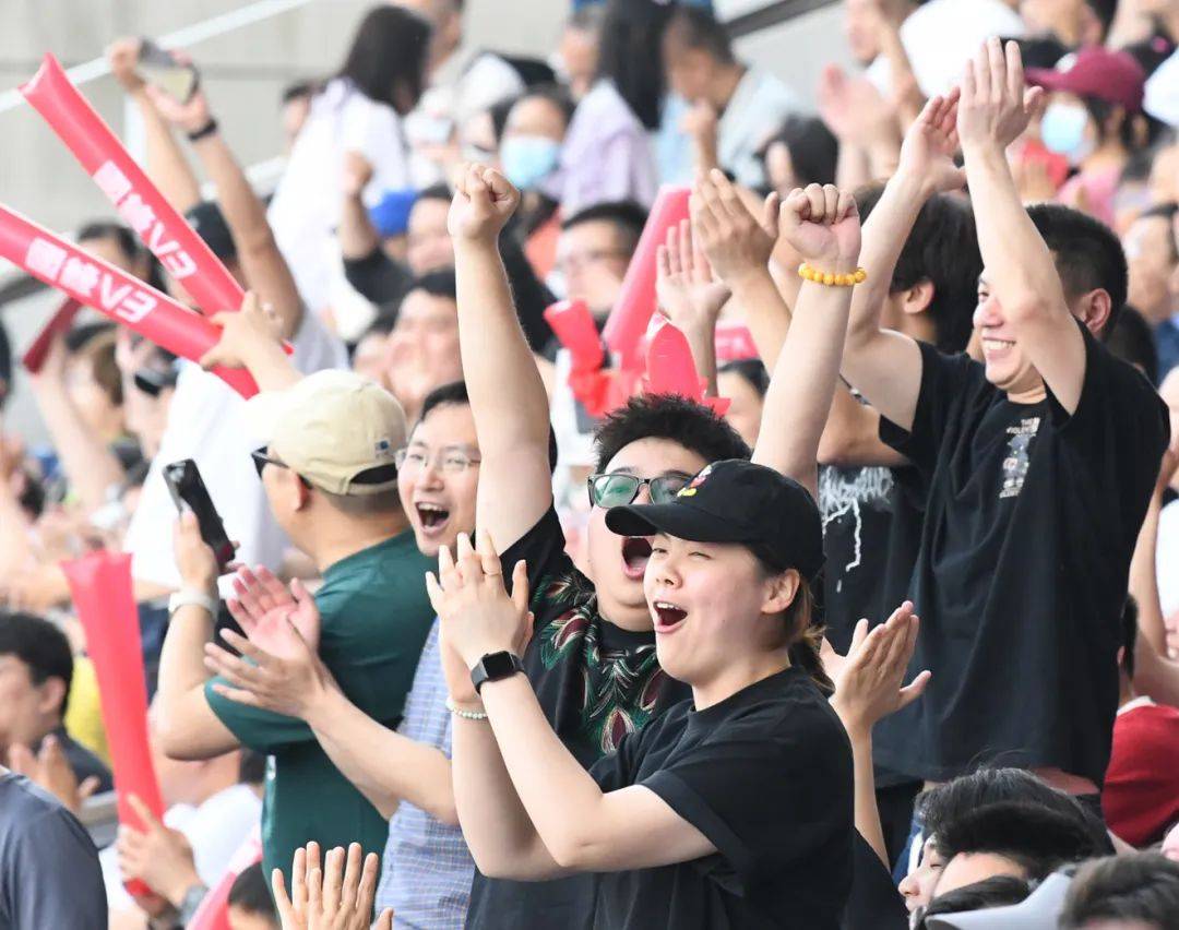 足球比赛引发观众热情,场面火爆 足球比赛引发观众热情,场面火爆