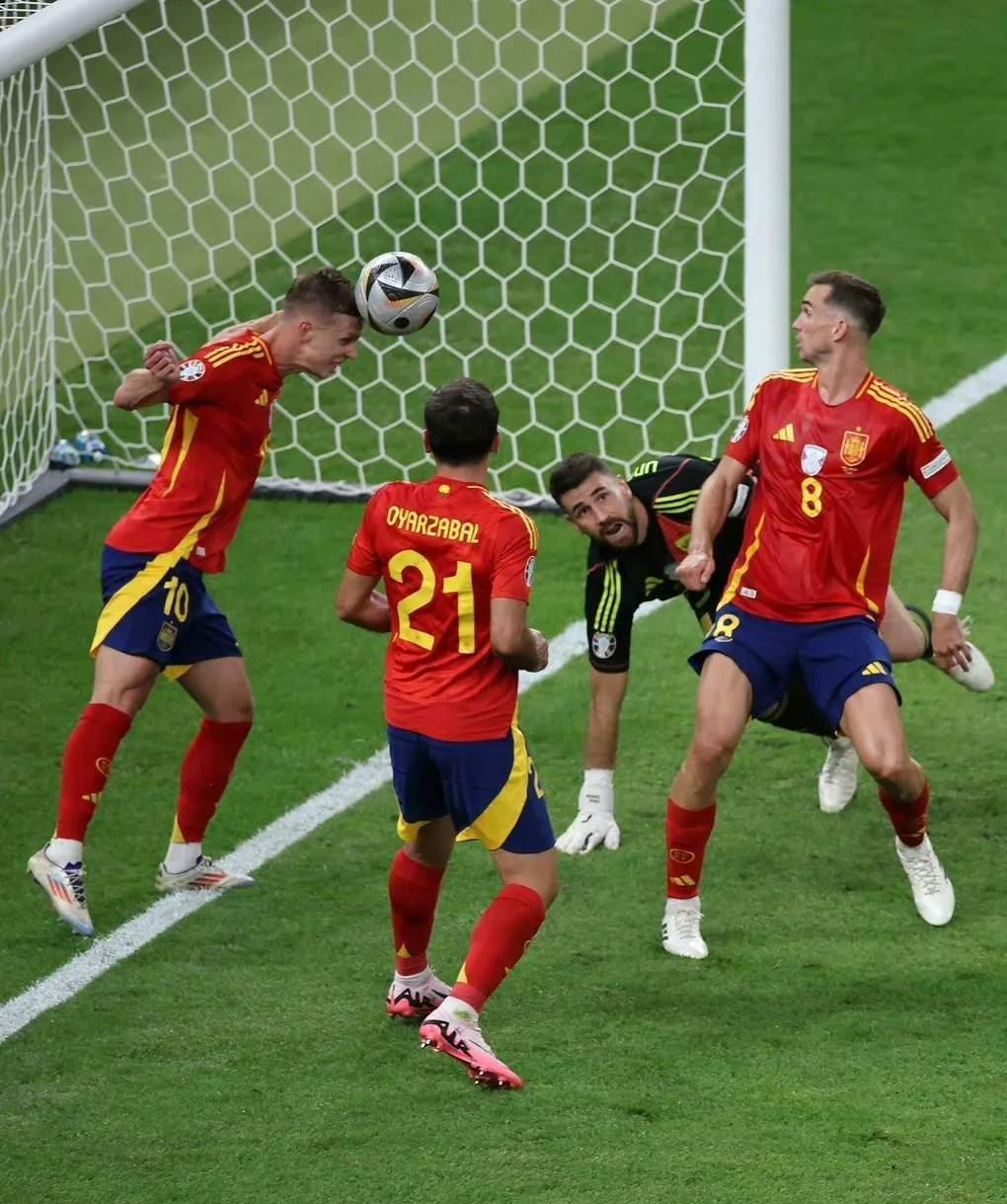 包含经典足球对决再度上演，名将风采再绽放的词条