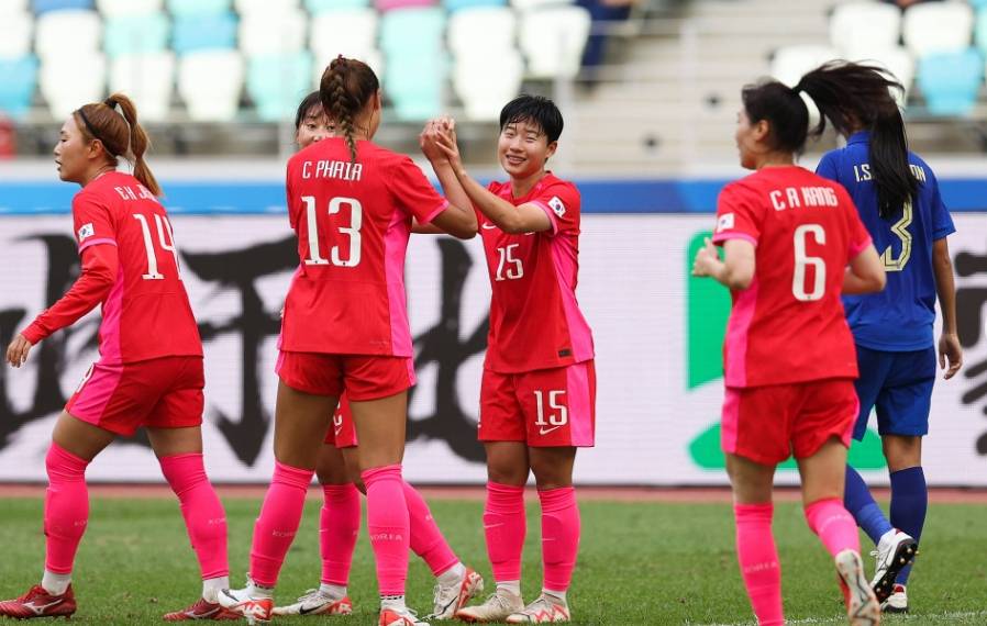 包含足球场上的较量：中国女足大战韩国队的词条