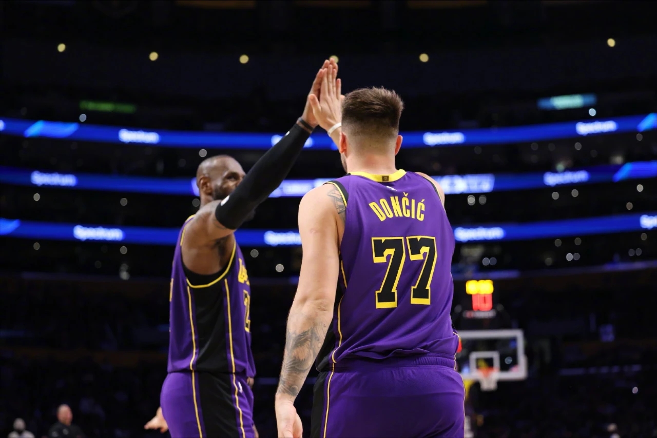 快船绝地反击雷霆,詹姆斯送出助攻 快船绝地反击雷霆,詹姆斯送出助攻