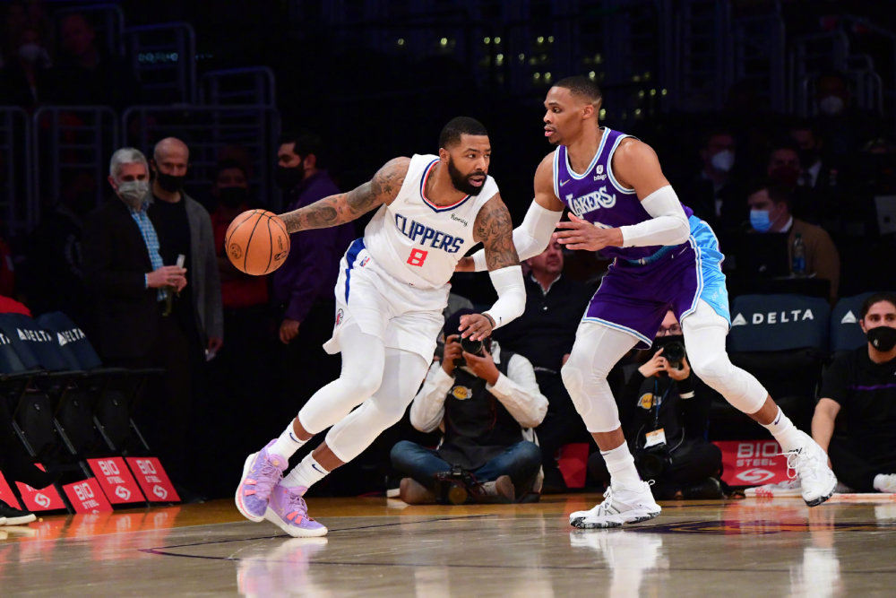 湖人完胜上海队，麦科勒姆带队取胜的简单介绍