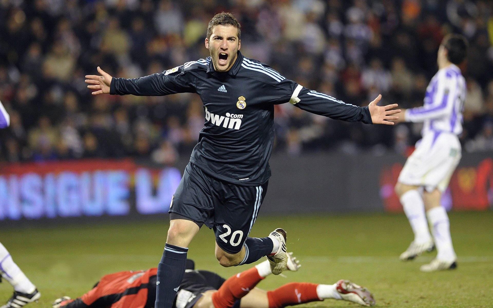 当蓝黑军团遇见沙漠雄鹰,克瓦拉茨赫利亚在不可能的对决中点亮足球的魔法